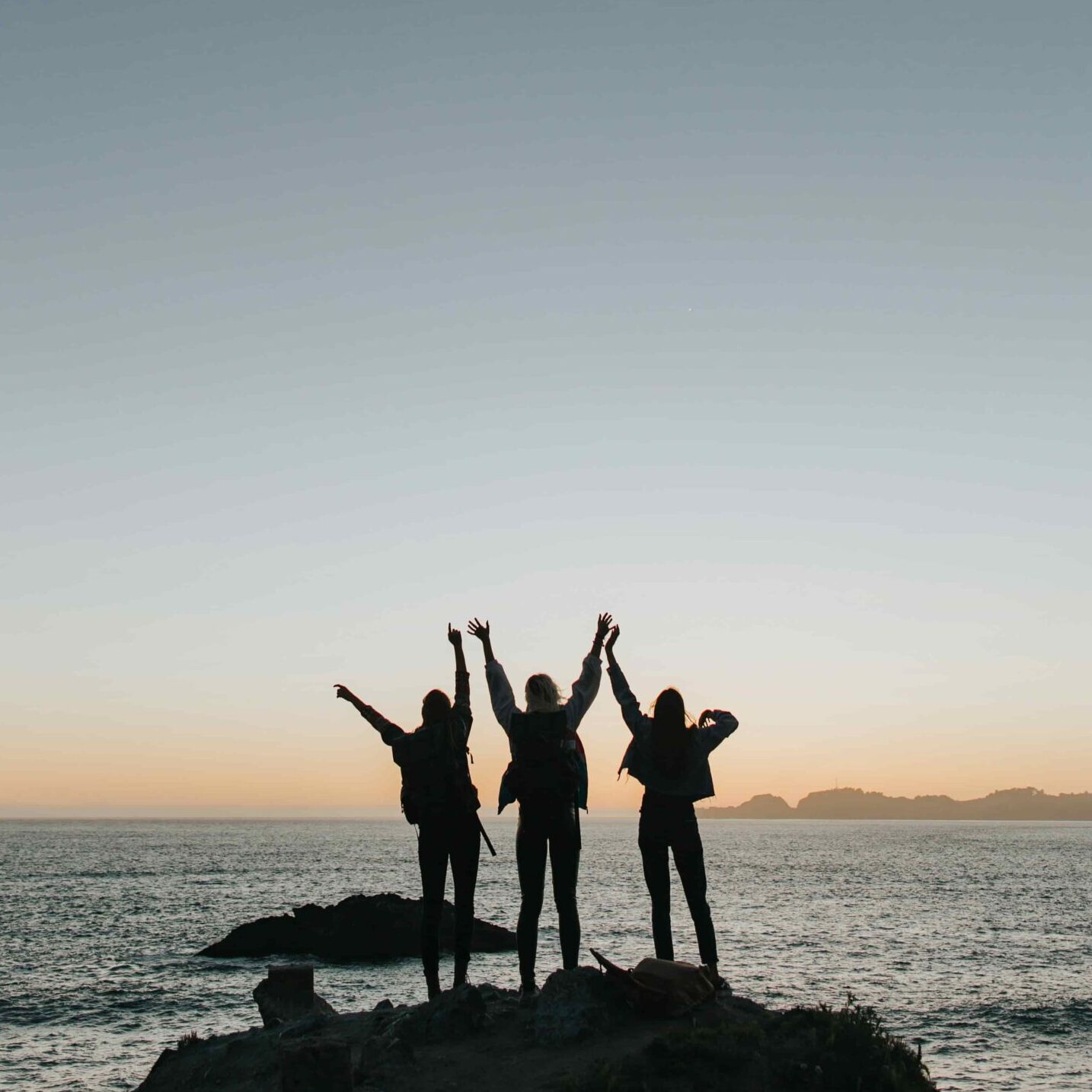 digital nomads in the beach