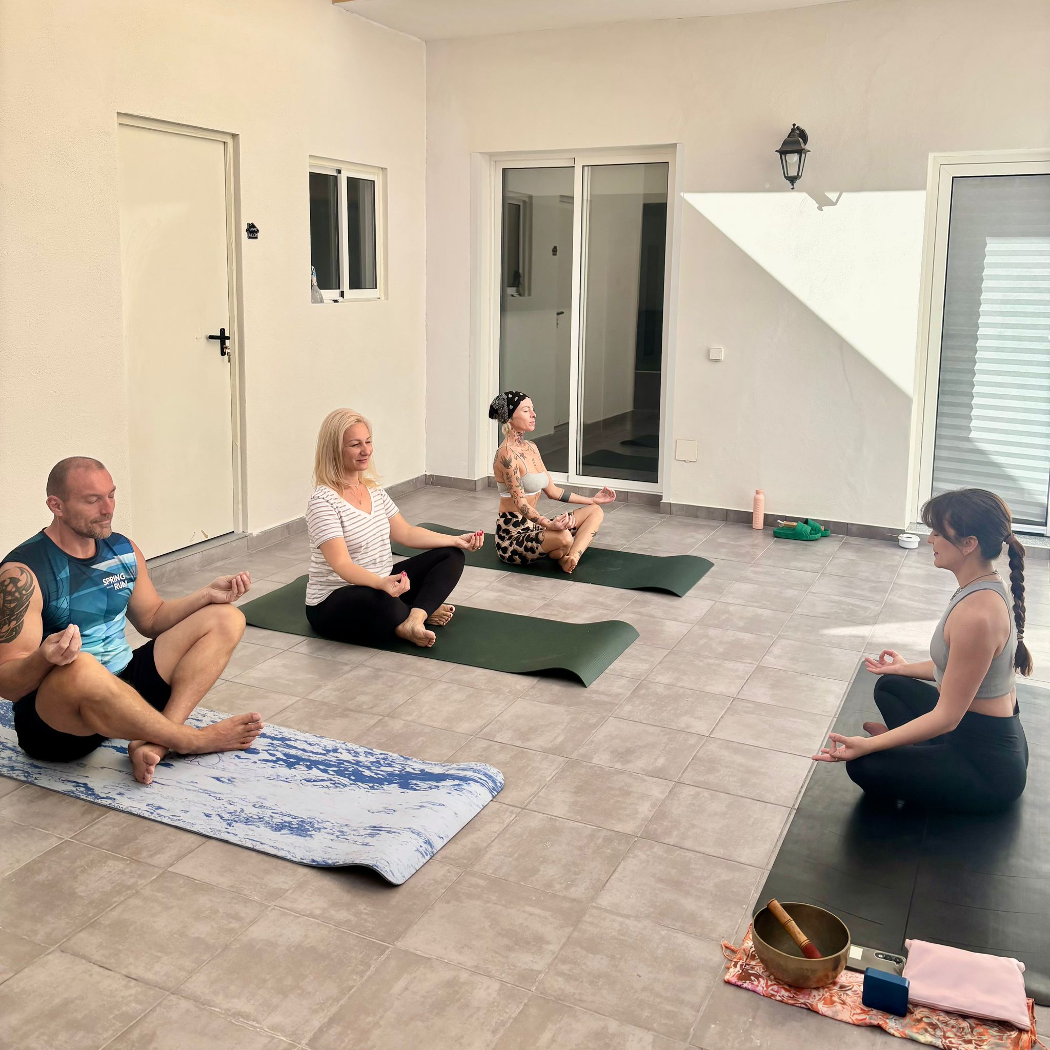 digital nomads in the beach